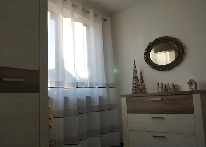 Grosszuegige Mit Terrasse Und Gartenzugang - Komplette Erdgeschoss Appartement Bindlach